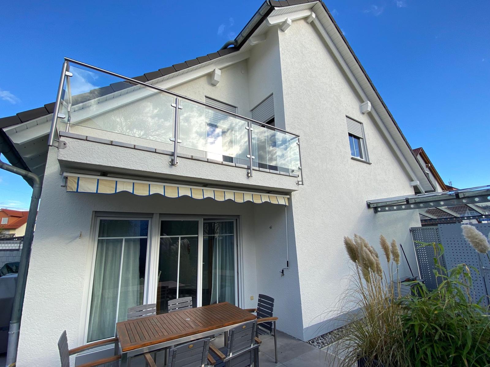 Fassadenanstrich an einem Einfamilienhaus
