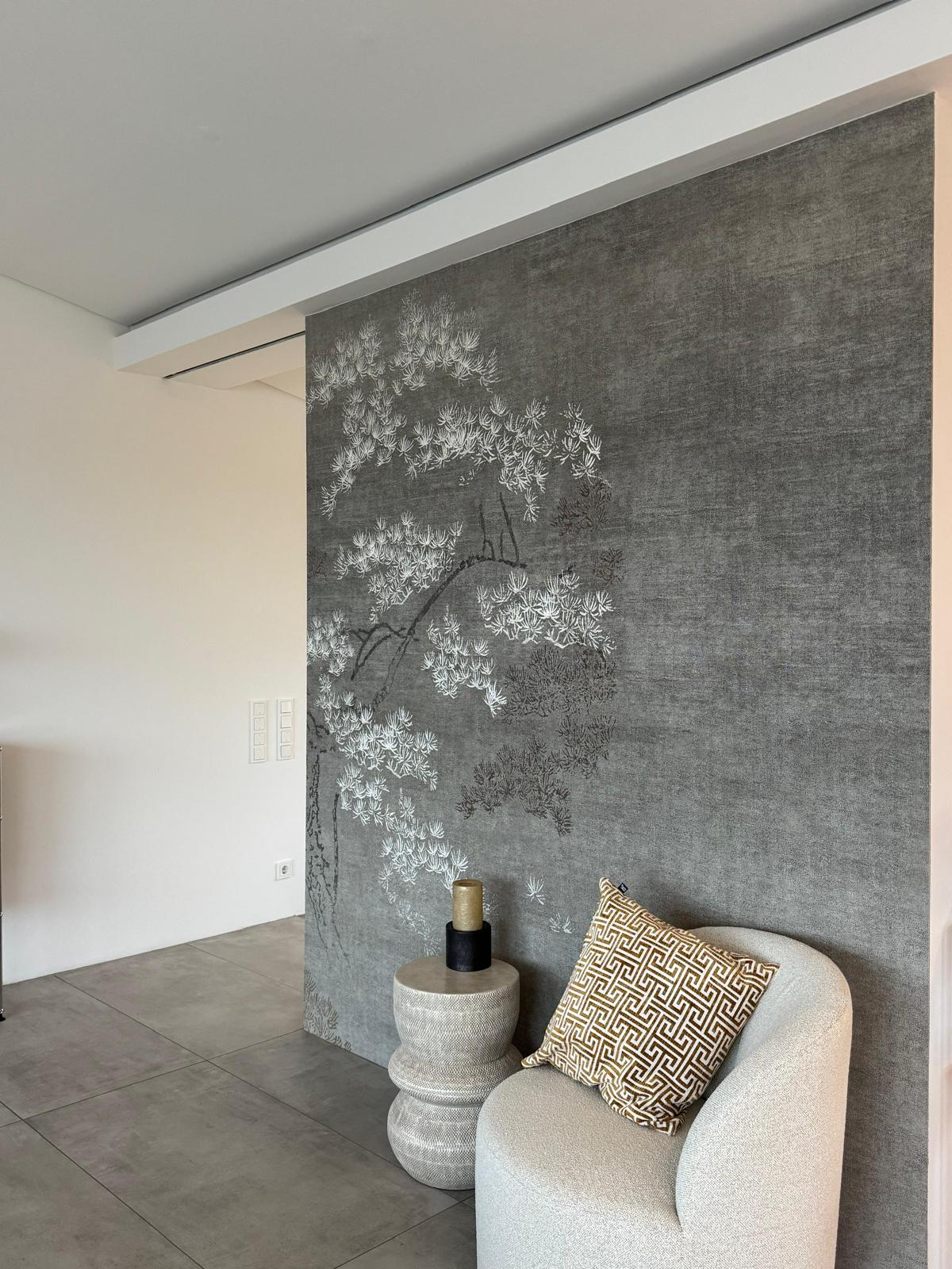 Design-Tapete mit floralem Motiv